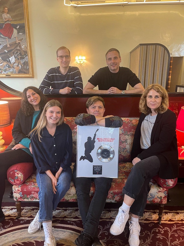 Zelebrierten den Platinerfolg: Michael Patrick Kelly (vorn, Mitte) mit dem Schweizer Sony-Music-Team und Ilka Korda vom Management (ganz links)