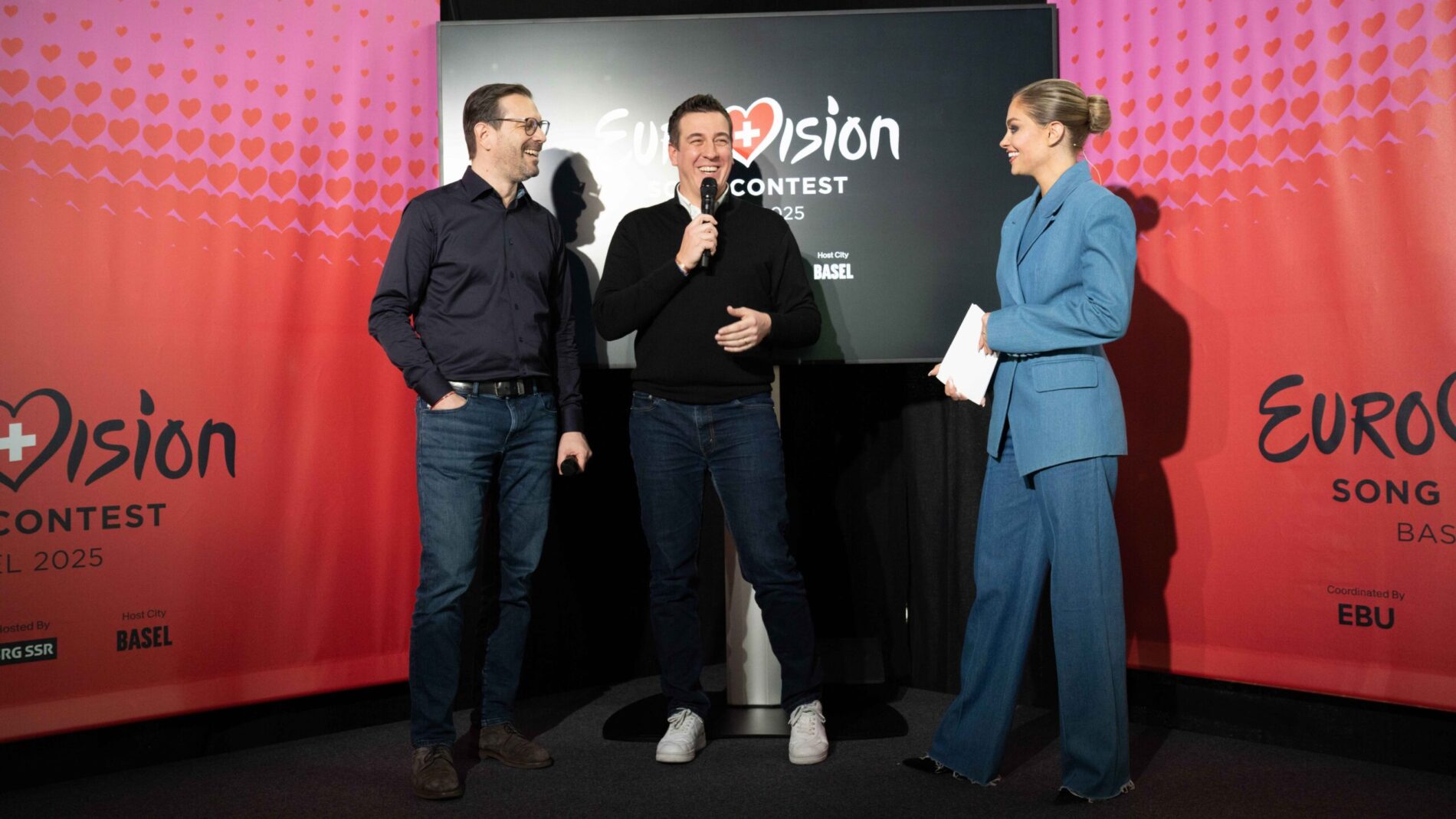 baa5e722 f6f2 40af 8526 b4ab656bb00f Bei der Pressekonferen zum Grand Prix (von links): Moritz Stadler, Reto Peritz (beide Executive Producer ESC) und SRF-Moderatorin Jennifer Bosshard.