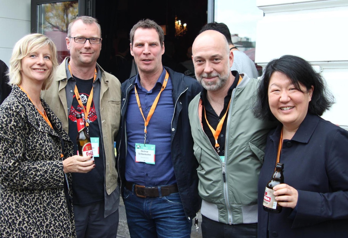 Vertieften die "Rhein-Elbe-Verbindung" mit Kölsch und Astra (von links): Andrea Radermacher (de_zwei_drei), Irmin Wiechmann (de_zwei_drei), Dietmar Schlumbohm (Phononet), Marc Radermacher ...