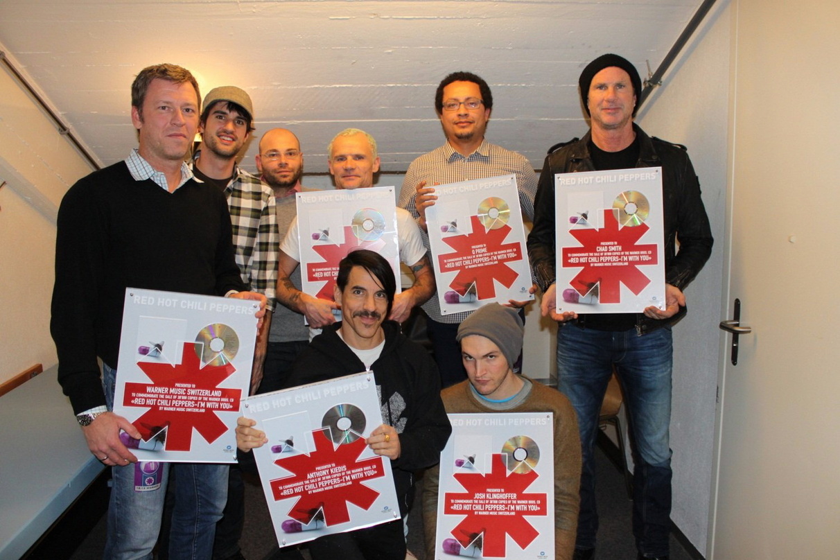 Holten in Zürich Platin: Die Red Hot Chili Peppers mit ihrem Team von Warner Music Switzerland||Bei der Award-Verleihung im Hallenstadion mit dabei (hinten, v.l.n.r.): Ralf Brachat (Sales ...