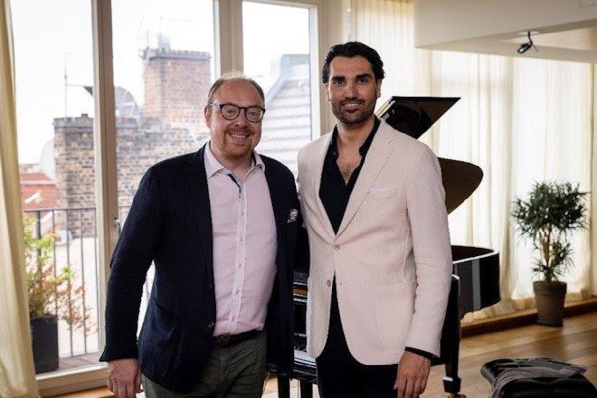 Beim Showcase: Clemens Trautmann (links,, President Deutsche Grammophon) und Jonathan Tetelman