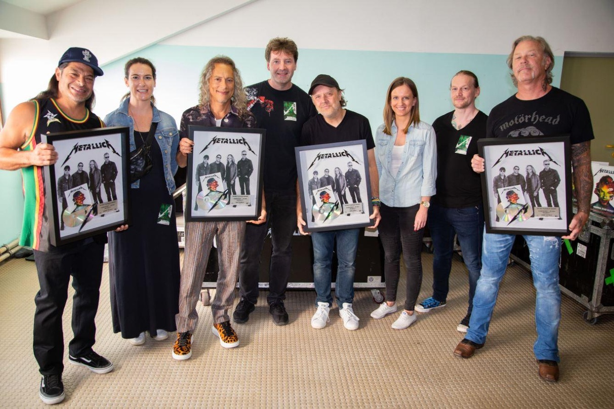 Trafen sich in Wien (von links) Robert Trujillo (Metallica), Barbara Stilke (Senior Product Manager Universal Music), Kirk Hammett (Metallica), Thomas Schuster (Head of Physical Supply Cha...