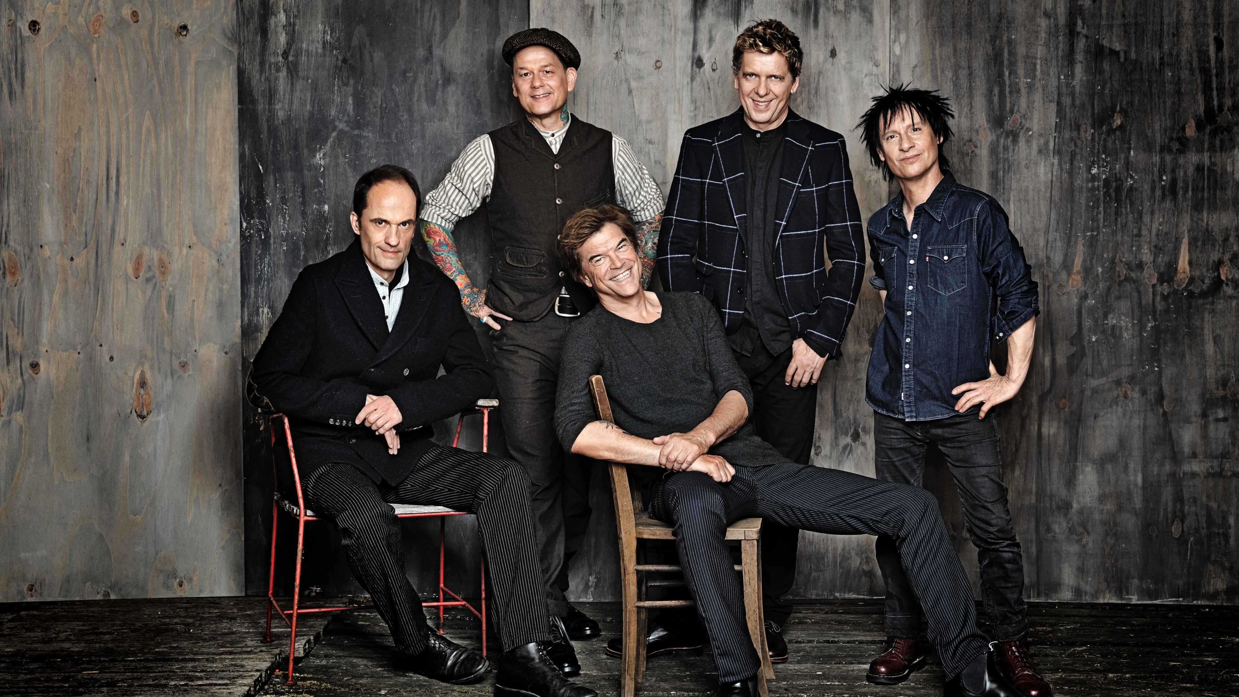 Sie kommen auf zwölf Nummer-eins-Alben: die Toten Hosen.