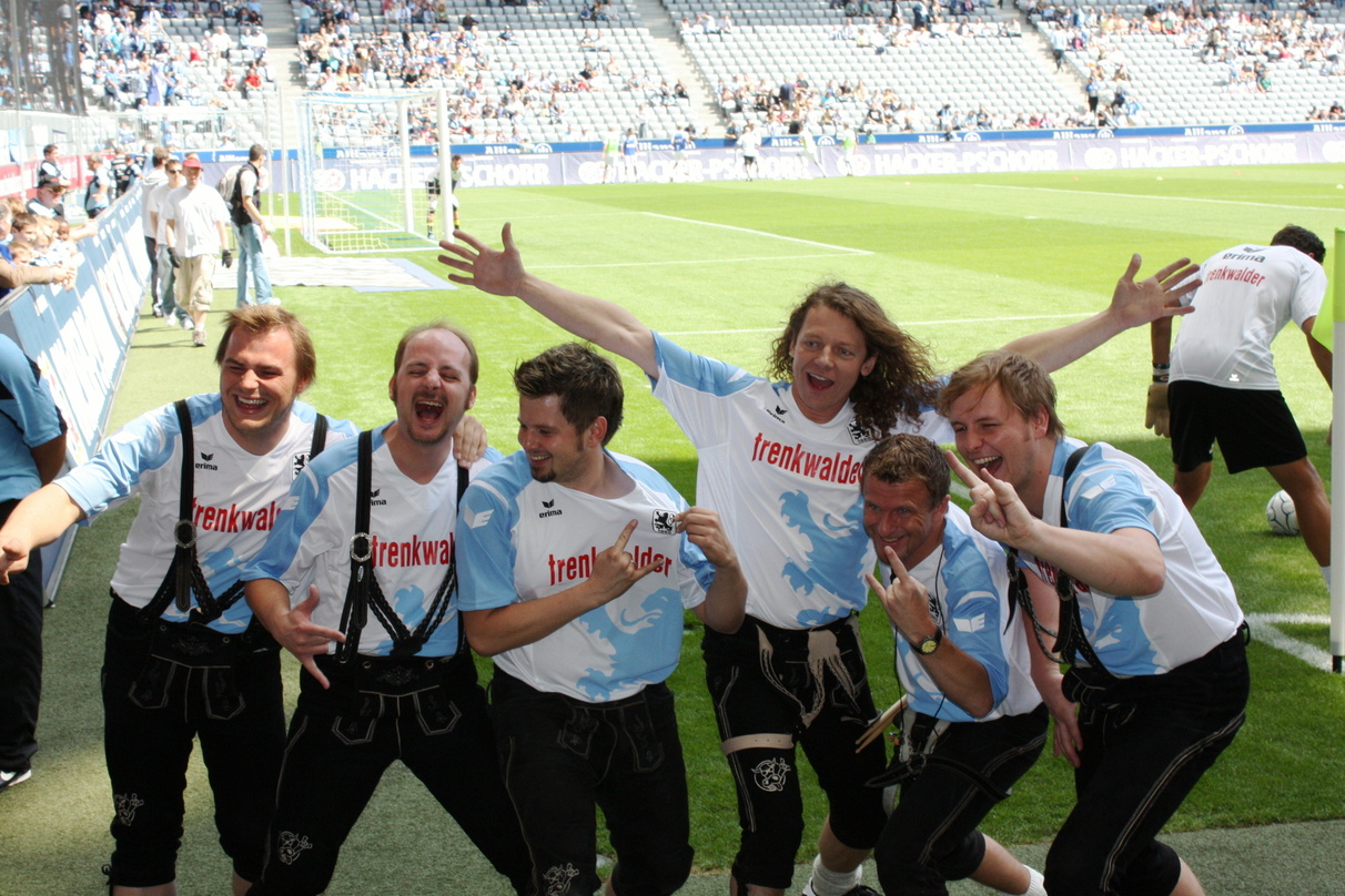 Cheerleader für die Löwen: die Troglauer Buam Nicki, Roy, Mike, Dommi, Willi und Danny (von links) in der Allianz Arena