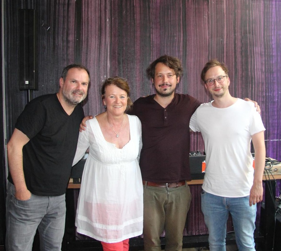 Trafen sich im Münchner Lovelace Hotel (von links): Alexander Hettler (Management), Alexandra Dörrie (Promotion Another Dimension), Benne und Tim Waschk (Repertoire Manager ferryhouse)