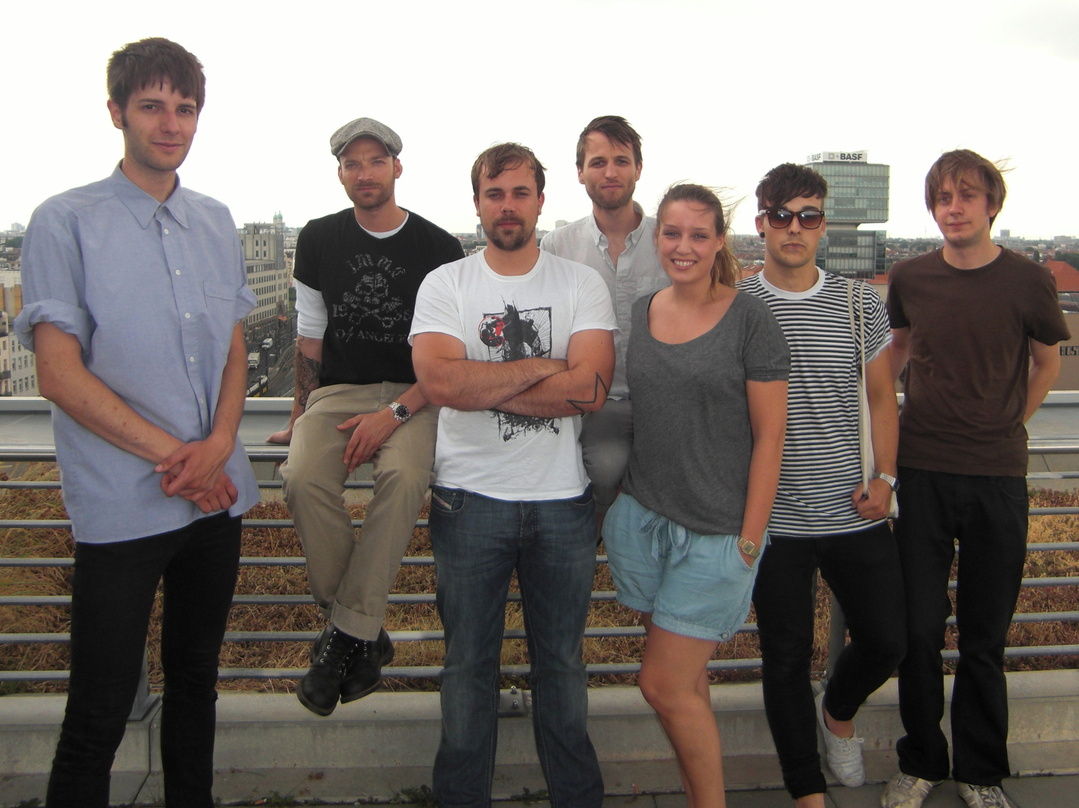 Neue Verlagspartner: Universal Music Publishing und I Heart Sharks||Die Band und ihr Verlagsteam versammelten sich auf dem Dach des Berliner Universal-Gebäudes zu einem Erinnerungsfoto (v....