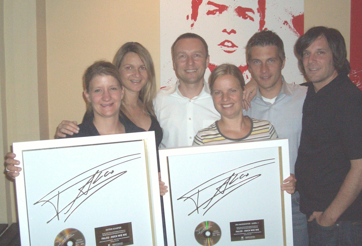 Geehrt: das deutsche Team mit (v.l.n.r.) Kathrin Schäfer, Ramona Saemann (beide Merchandsing Media), Ralf Schalck (Senior Vice President Catalog & Concept Division, Sony BMG), Iris Meyerho...