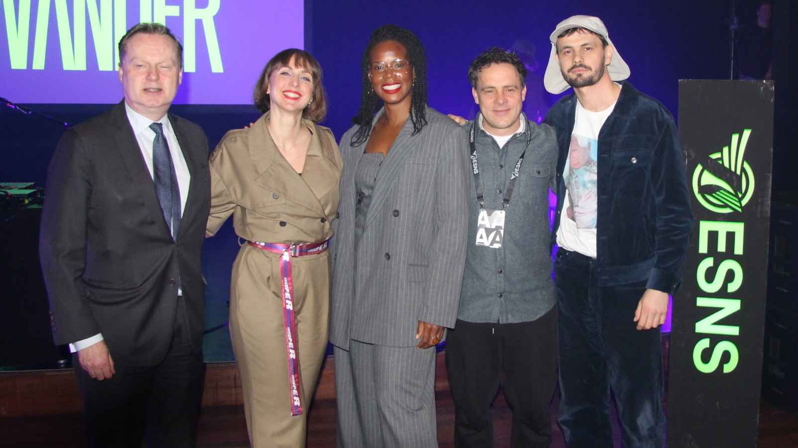 Bei der ESNS-Eröffnung 2025 im Oosterpoort (von links): Simon Carta (Italiens Botschafter in den Niederlanden), Anna van Nunen (ESNS), Moderatorin Shay Kreuger, Robert Meijerink (ESNS) und...