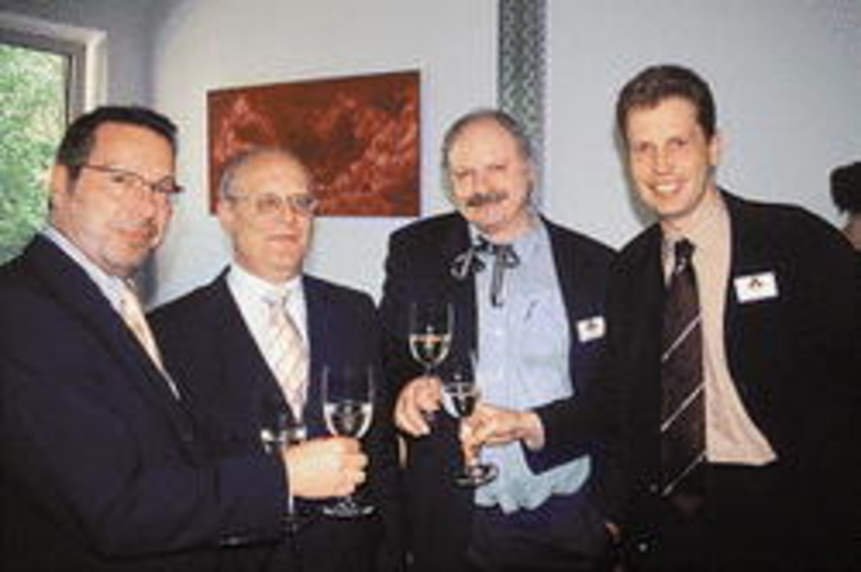 Gerd Gebhardt (Vorsitzender der Phonoverbände, l.) würdigte die weltweite Einzigartigkeit der Institution PhonoNet, und Wirtschaftssenator Gunnar Uldall (2. v.l.) betonte die Vorzüge Hambu...