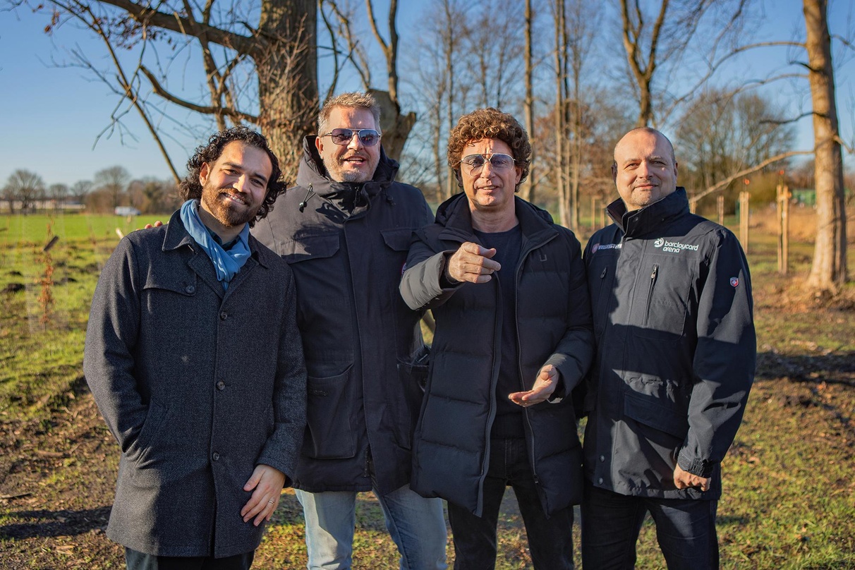 Im Fame Forest (von links): Umut Savac (Barclaycard), Jan Schierhorn (Das Geld hängt an den Bäumen), Atze Schröder und Steve Schwenkglenks (Geschäftsführer Barclaycard Arena)