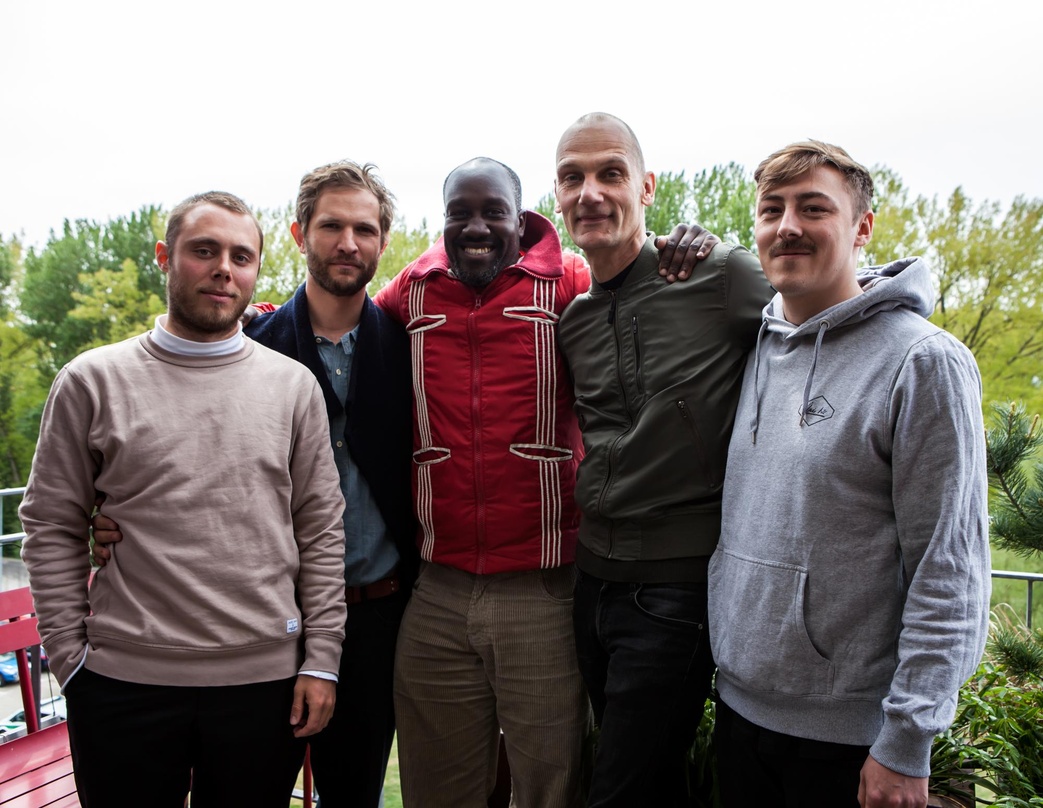 Freuen sich auf die Zusammenarbeit (von links): Yannick Grauvo, Johann Scheerer (beide Clouds Hill), Musa Okwonga, Krisz Kreuzer (beide BBXO) und Daniel Ritzmann (Clouds Hill)