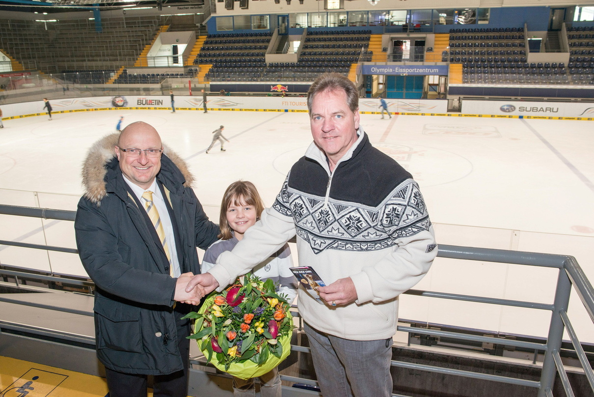 Bei der Geschenkübergabe: Ralph Huber (links) begrüßte mit Jürgen March und dessen Tochter Sara den zehnmillionsten Besucher