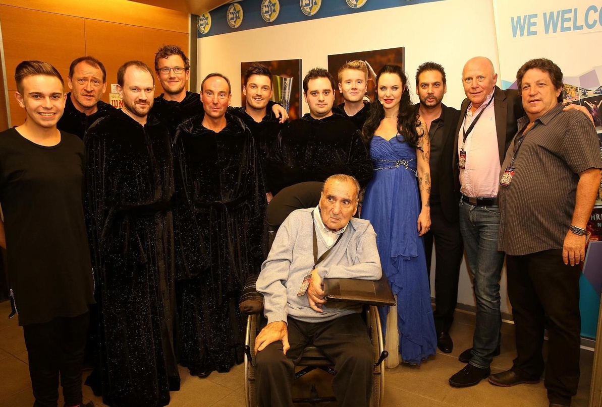 Trafen sich in Tel Aviv: Die Gregorian-Sänger mit Mike P. Heisel (zweiter von rechts) und Yoav Zemach (dritter von rechts) sowie Shmuel Zemach (vorne)