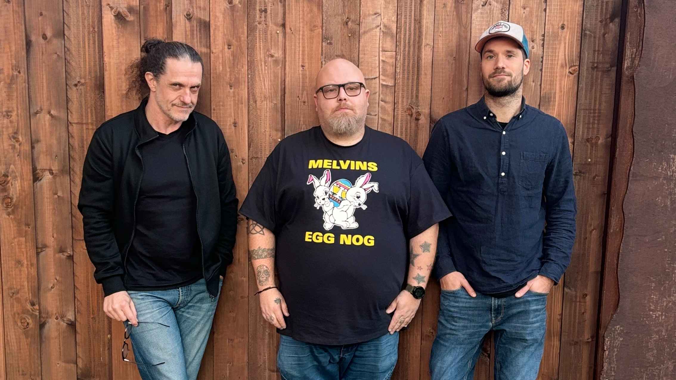 Vom Management umgeben: Andreas Kümmert (mitte) vertraut künftig auf Jochen Mayer (Brainstorm Music Marketing, links) und Johannes Laudenbach (stagekult Booking Agency).