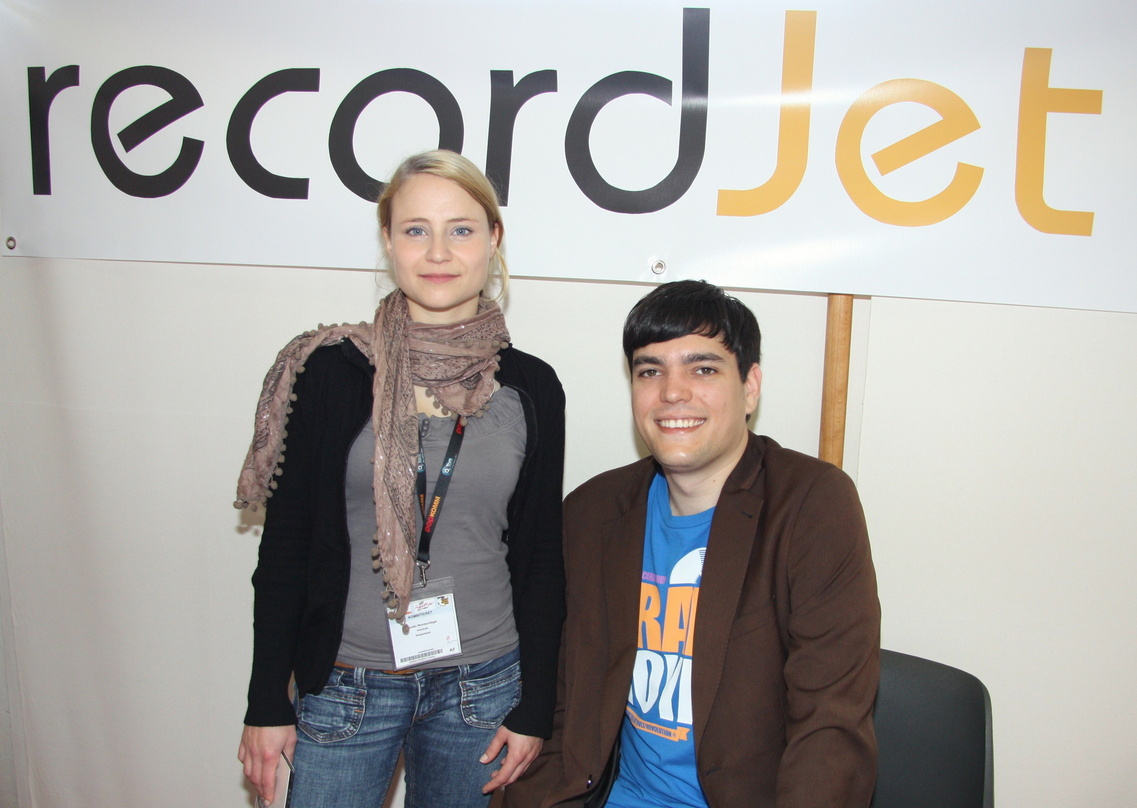 Sorgen beim Angebot von recordJet für ein Upgrade: Carolin Wohlschlögel (Chief Marketing Officer) und CEO Jorin Zschiesche, hier bei der Popkomm 2010