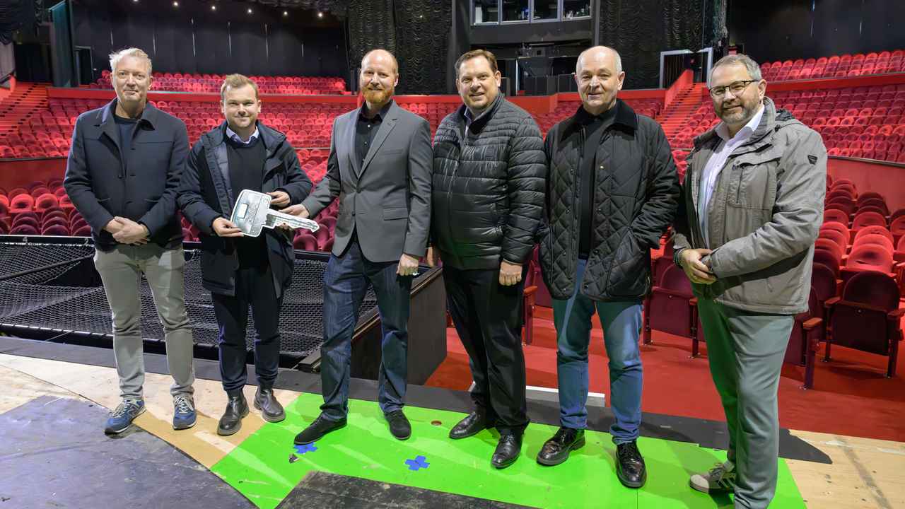 bc087f96 3e3e 477c 8213 2bccc0b743b4 Bei der Schlüsselübergabe (von links): Andy Hammerich (Stage), David Stein (Stage), Timo Hoppen (Semmel), Daniel Schranz (Oberbürgermeister der Stadt Oberhausen), Dieter Semmelmann (Geschä...