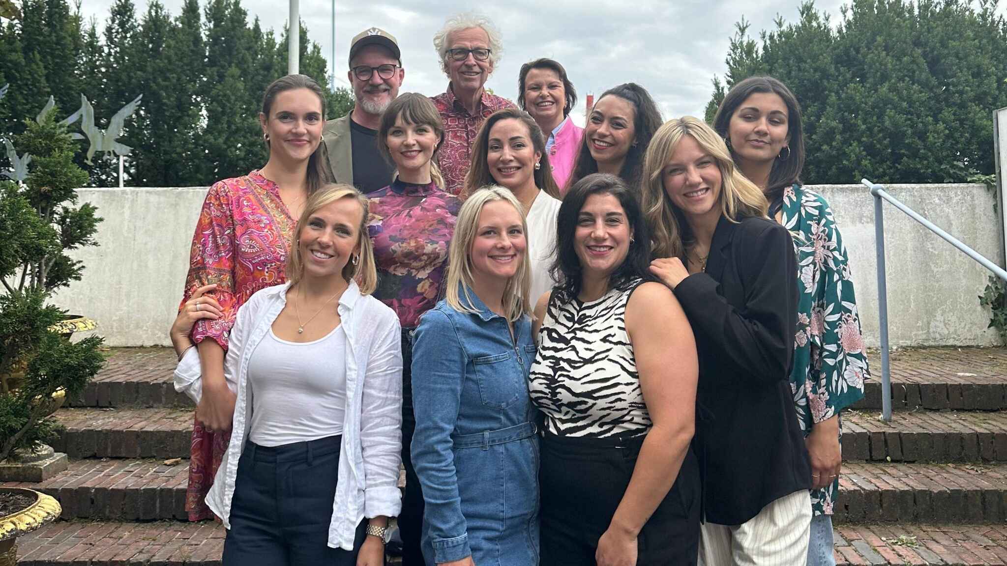 Feierten Jubiläum (von links): (hinten) Patrick Benzner, Peter Hoffmann (beide Produzenten) und Andrea zum Felde (General Manager Edel Kids) sowie (Mitte) Maria, Nathalie, Gina, Ronja und ...