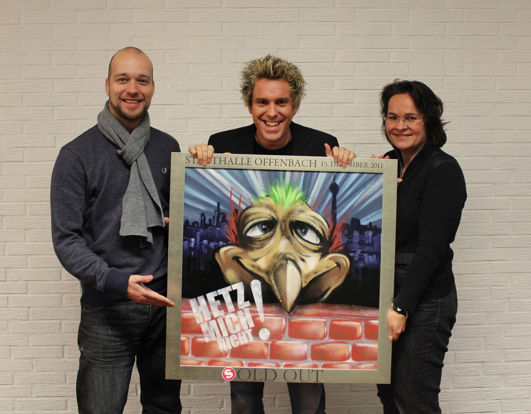 Bei der Award-Übergabe (v.l.n.r.): Marcus Dörr (artmos4), Sascha Grammel, Birgit von Hellborn (Geschäftsführerin Stadthalle Offenbach)