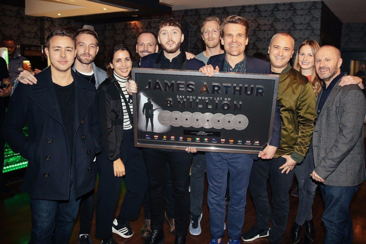 Bei der Award-Übergabe in London dabei (von links): Tyler Brown (Managing Director Syco), Russell Eslamifar (Artist Manager JGG), Ina Jedlicka (Senior A&R Manager Sony Music Germany), Neil...
