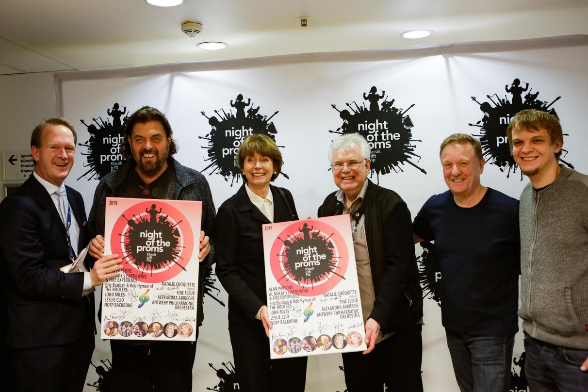 Feierten das Jubiläum (von links): Stefan Löcher (Lanxess Arena), Alan Parsons, Oberbürgermeisterin Henriette Rieker, Dirk Hohmeyer (P.S.E. Germany), John Miles und Lukas Hohmeyer