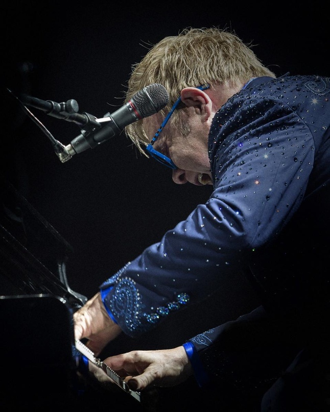 Spielt bewährte Welthits und neue Songs: Elton John
