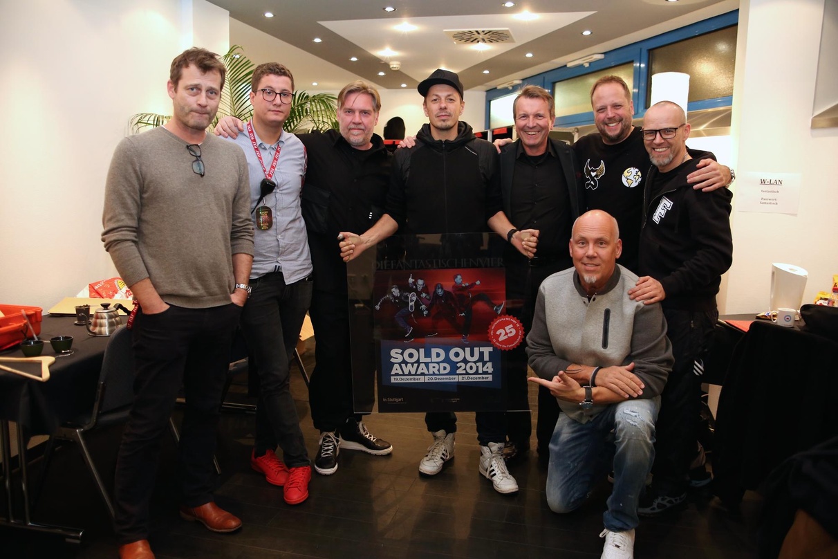 Bei der Awardübergabe in Stuttgart: (von links): Alexander Richter , Florian Hauss (beide Four Artists), And.Ypsilon, Michi Beck, Andreas Kroll (in.Stuttgart Veranstaltungsgesellschaft), S...