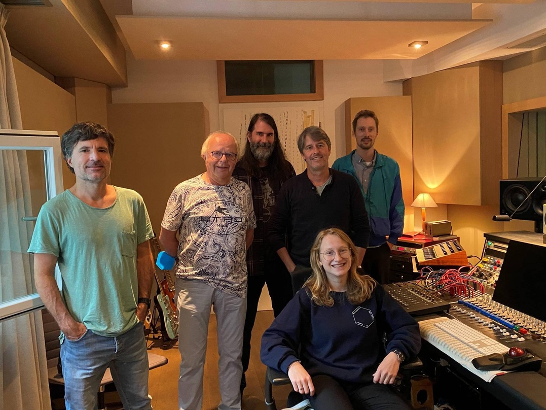 Arbeiten nun an ihrem Debütalbum: jupiter flynn und ihre Partner (stehend von links) Stefan Wittich, Walter Holzbaur, Pola Roy, Olivier Lacourt und Erik Kühn