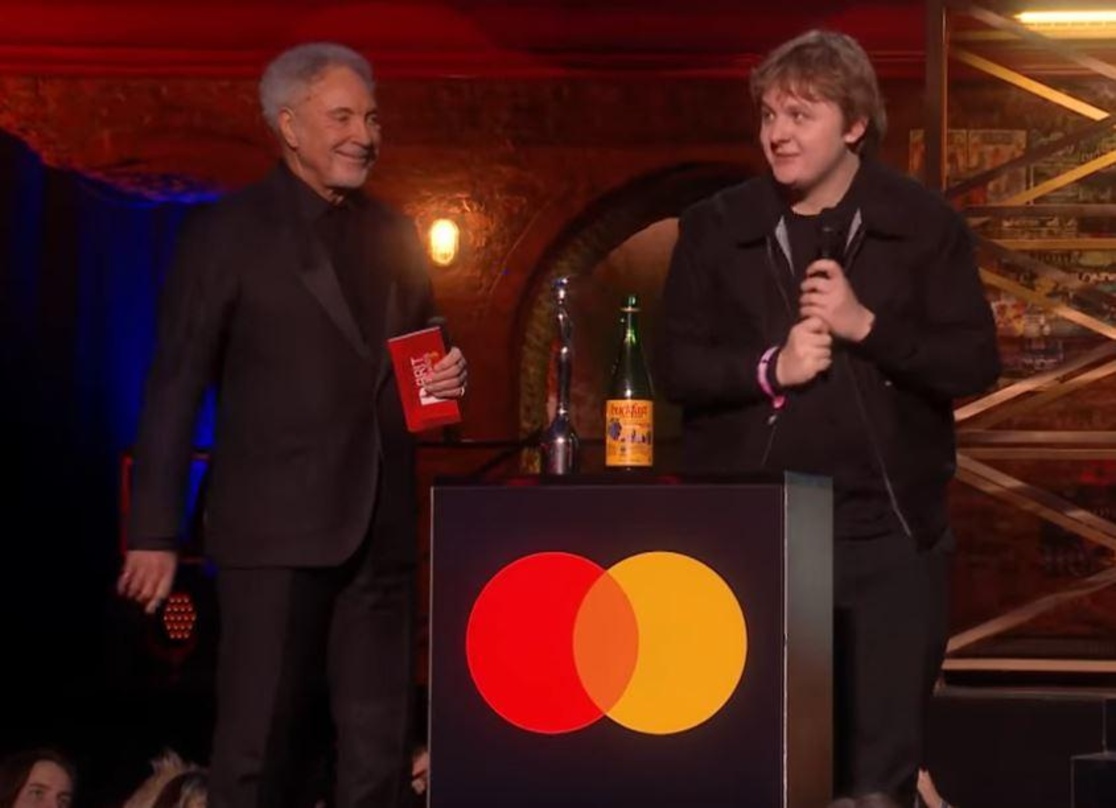 Zweifacher Gewinner: Lewis Capaldi (rechts) mit seinem Award für den "Song Of The Year" und Preisverkünder Tom Jones
