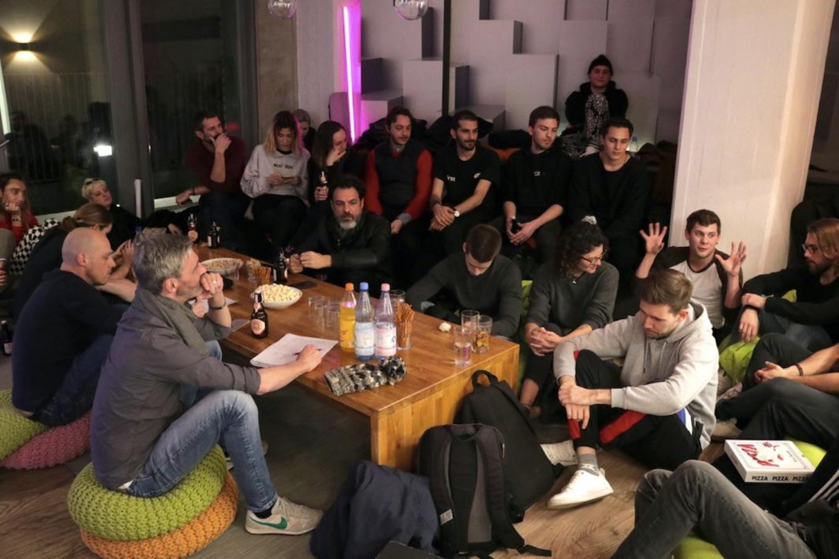Bei der ersten Session des Projekts 49: Ralph Böge und Peter Armster (vorn am Tisch) sowie unter anderem der Musiker und Komponist Louis Oberländer (hinten am Tisch, mit Bart)