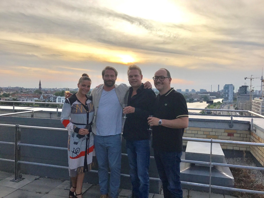 Besiegelten den Deal über den Dächern von Berlin (von links): Sashas Ehefrau und Managerin Julia Röntgen, Sasha, Tom Bohne (President Music Universal Music) und Carsten Senger (Vice Presid...