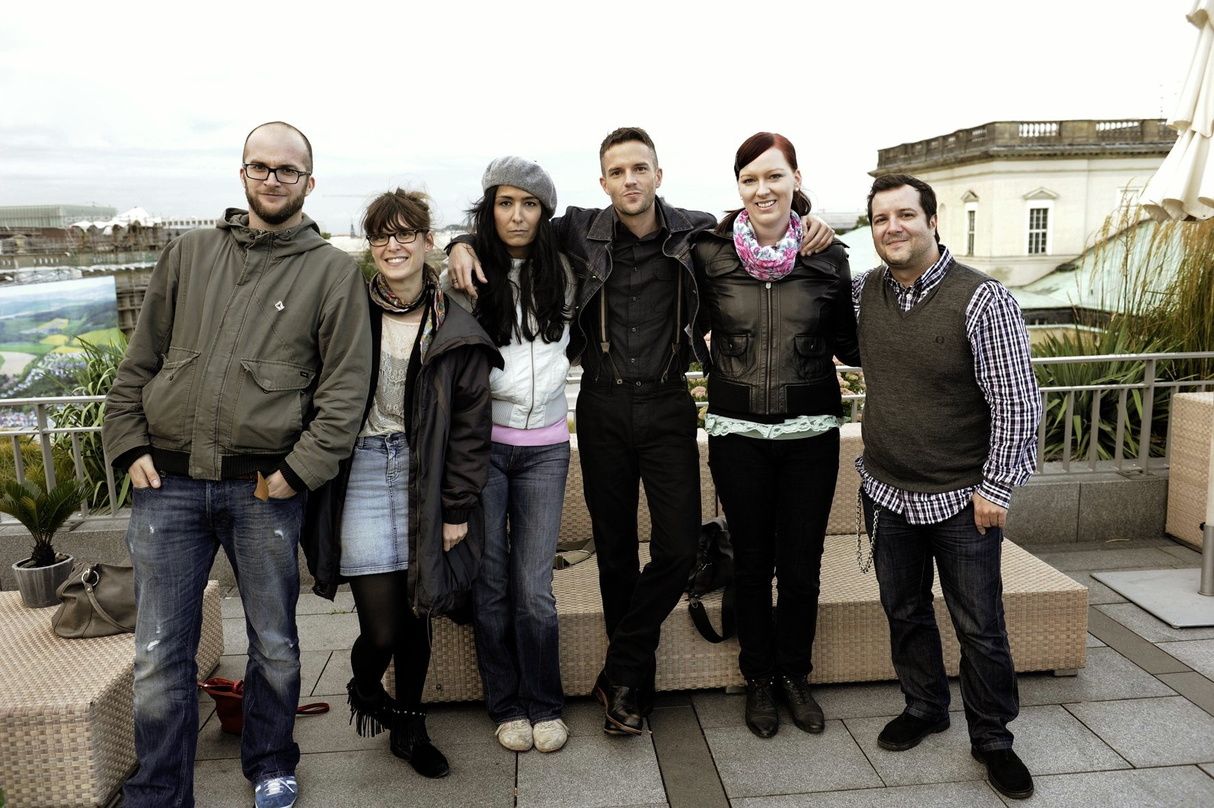 bcd930dcc6fc770f2ac262785731e805bee4d7ddb6b148c988a2d94221e66b17 Zur Fotosession auf dem Hoteldach: Brandon Flowers mit dem Universal-Team