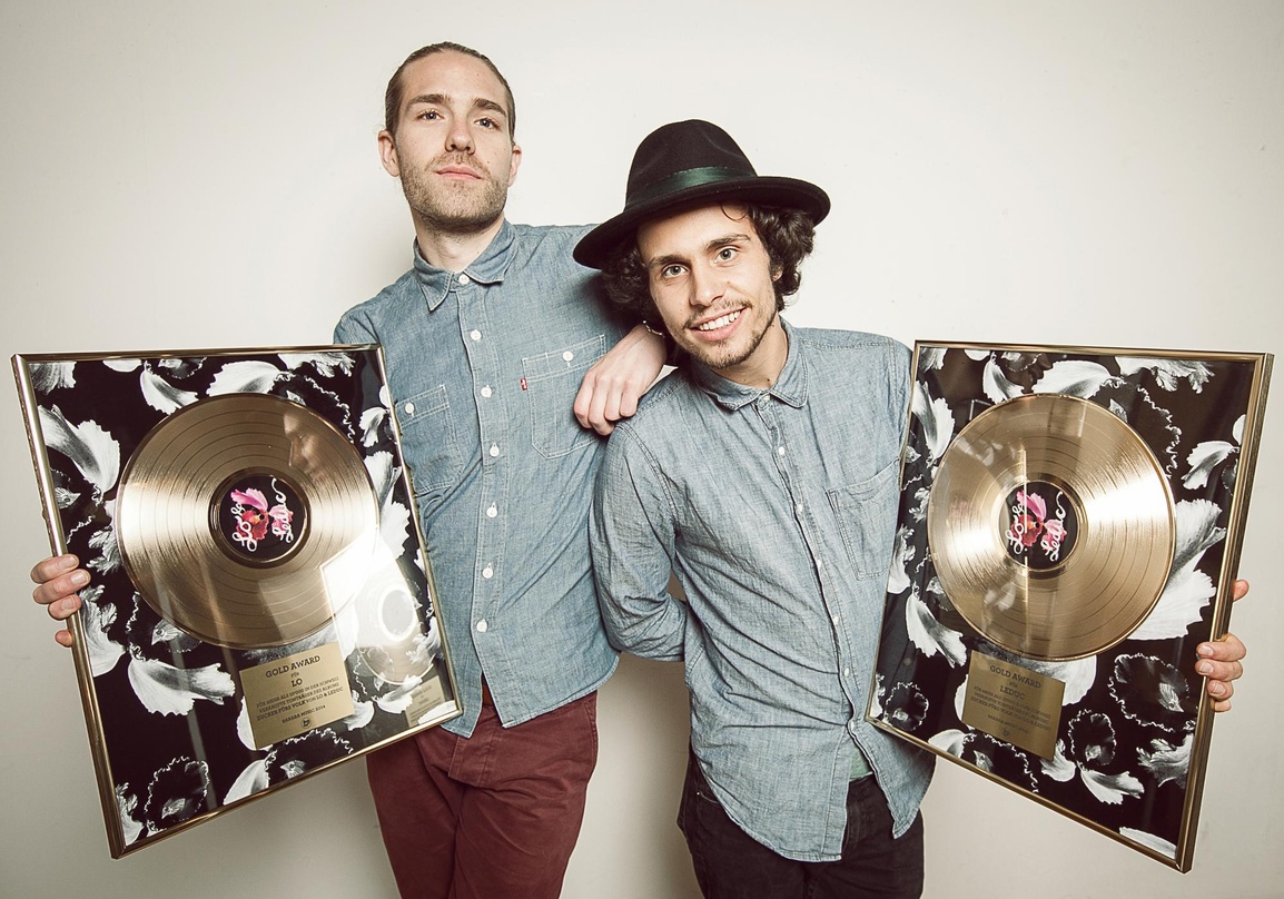 Dreifach für die Swiss Music Awards nominiert: Lo (links) & Leduc, hier mit einem Gold-Award für ihr Album ?Zucker fürs Volk?