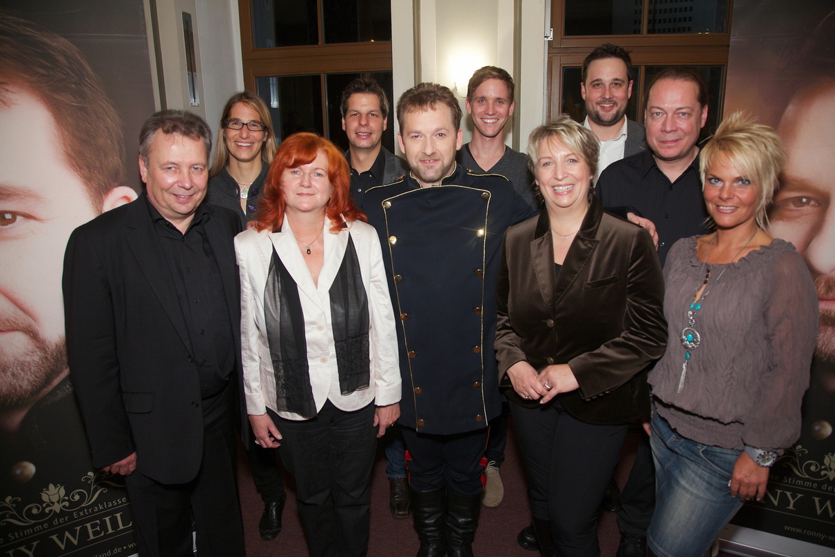 Nach dem Showcase: Ronny Weiland und sein Team von Sony Music Ariola und Depro Verlag||Nach dem Showcase (hinten, v.l.n.r.): Nicole Litterst (Senior Product Manager Ariola), Ken Otremba (S...
