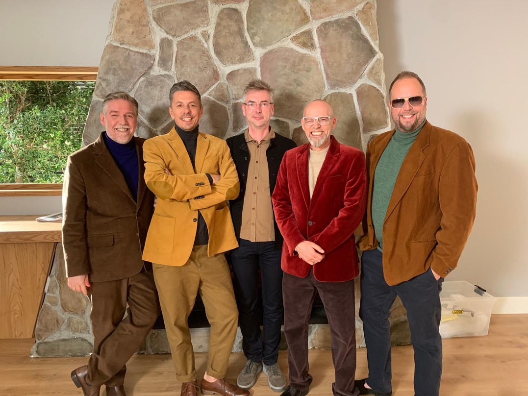 Bei den Dreharbeiten (von links): AndyYpsilon, Michi Beck (beide Fantastischen Vier), Oliver Ihrens (Radar Media), Thomas D und Smudo (beide Fantastischen Vier)
