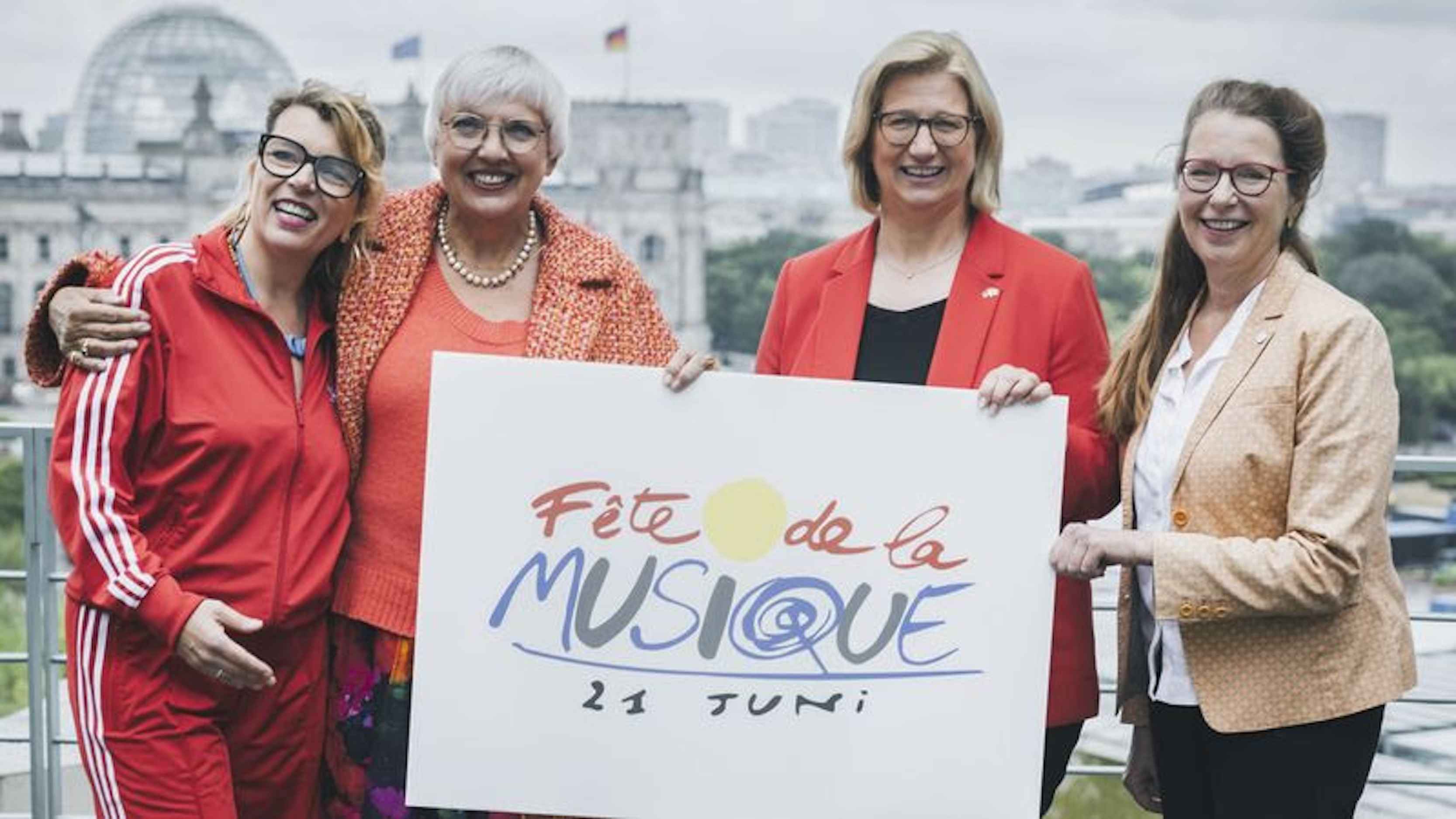 Stehen hinter demselben Projekt (von links): Morena Piro (Netzwerk Koordination Fête de la Musique Deutschland), Claudia Roth (Beauftragte der Bundesregierung für Kultur und Medien), Anke ...