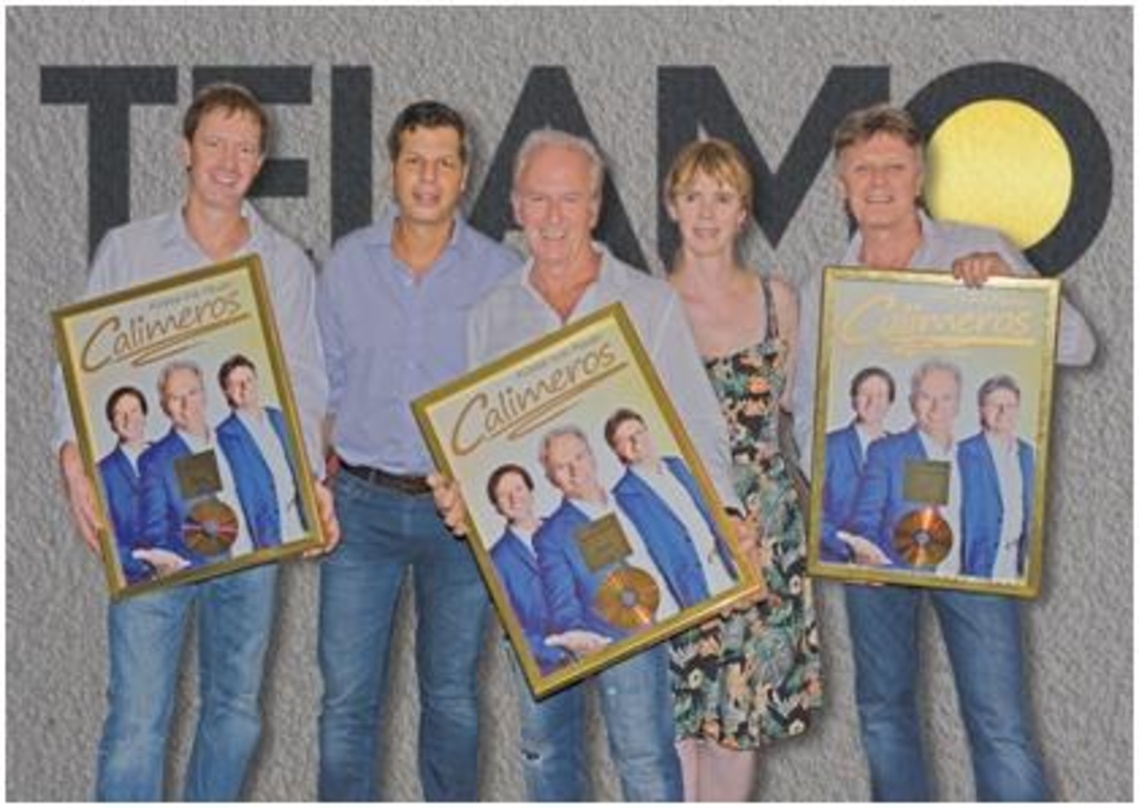 Bei der Award-Übergabe (von links): Stephan Ruchti (Calimeros), Ken Otremba, Calimeros-Bandgründer Roland Eberhart, Christel Knorrn und Andy Rynert (Calimeros)