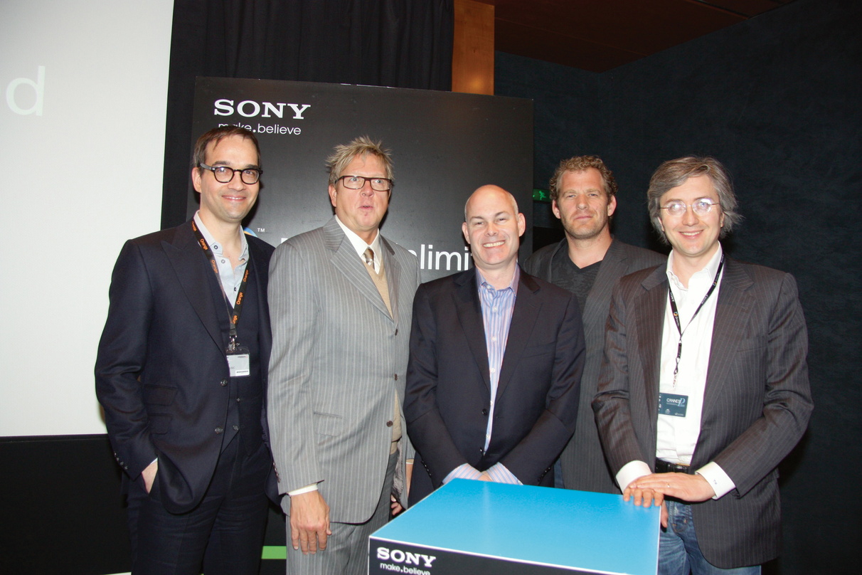 Stand schon einmal kurz unter dem Sony-Firmenlogo: Mark Piibe (links), im Jahr 2011 noch in EMI-Diensten bei der Präsentation des damals noch unter dem Namen Qriocity laufenden Sony-Musika...