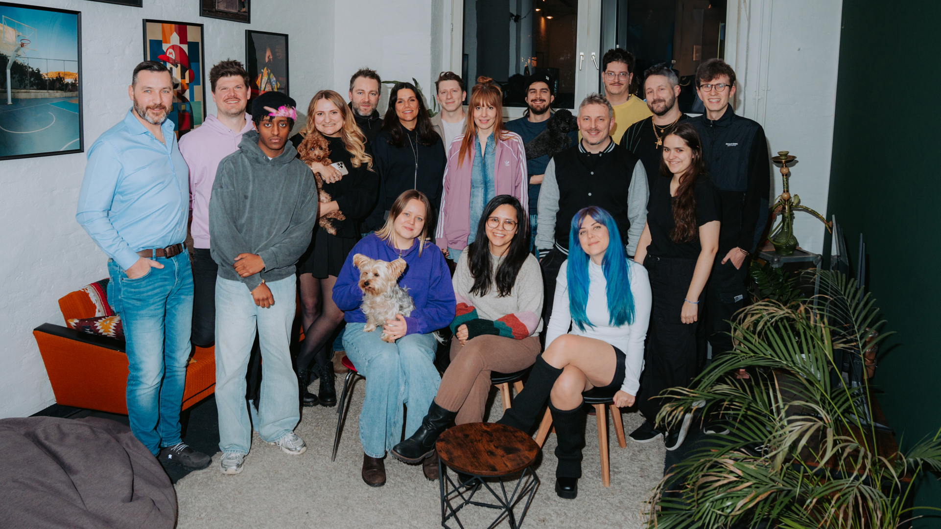 In der Hauptstadt (stehend, von links): Alex Schedler (Prokurist, Head Of A&R Schedler Music), Alex Werth, Bac, Revelle, Josh., Fiona Sumpich-Schedler (Geschäftsführerin Schedler Music), D...