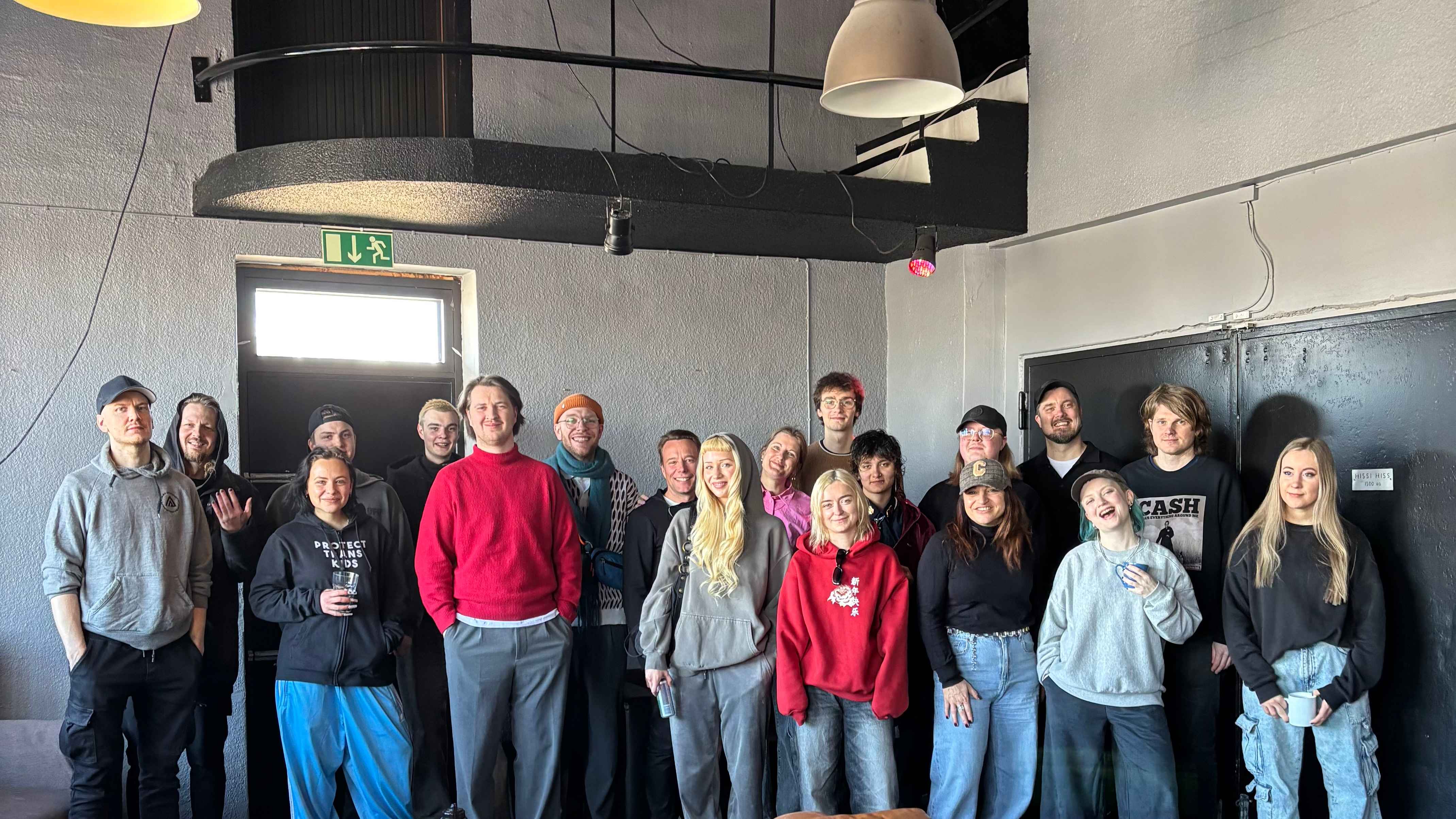 Arbeiten in Helsinki an neuen Songs (von links): OP Beats, Leo Jupiter, Elias Hjelm (hinten), Sima/Teer (vorn), Leve Binge, Anton Krogmann, Martin Haller, Tommi Tuomainen (Elements Music),...