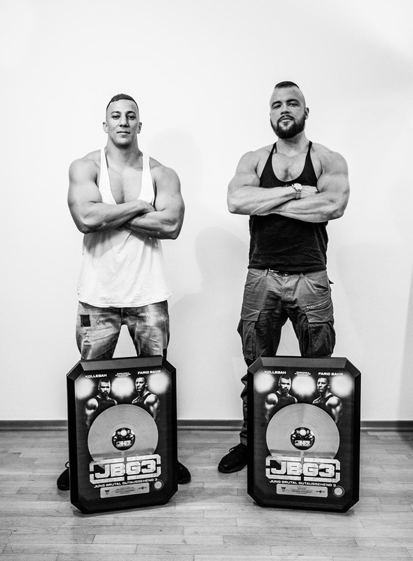 Landen mit ihrem Gemeinschaftswerk "Jung brutal gutaussehend 3" gut neun Monate nach Veröffentlichung auf dem Index: Farid Bang (links) und Kollegah, hier bei der Platin-Verleihung für das...
