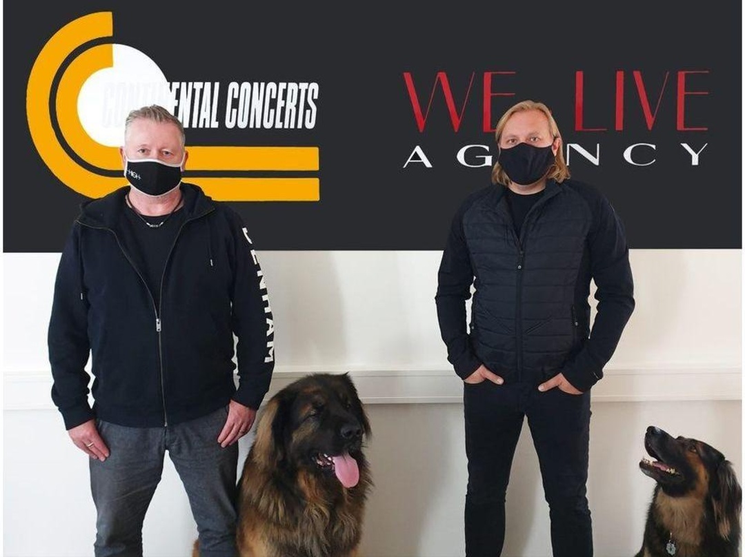 Bilden ein Joint Venture: Gerald Wilkes (links, Continental Concerts) und Bernd Wilbert (WE - Live Agency) mit den Hunden Bo sowie Lucero