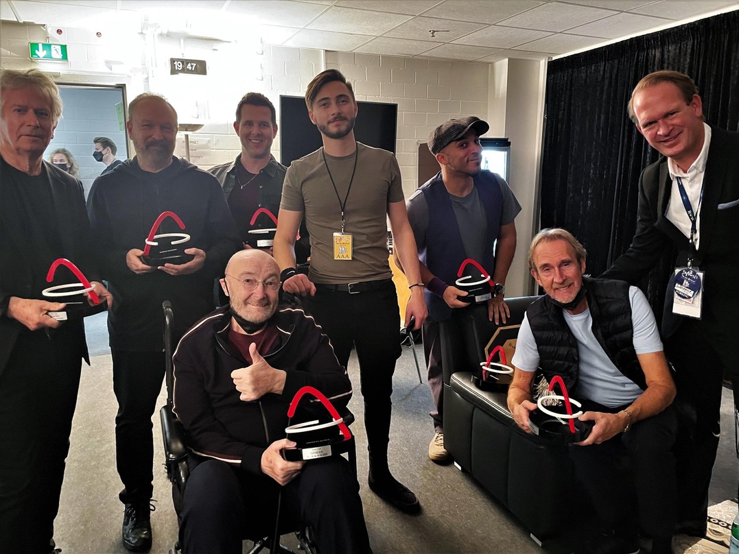 Happy über die geglückten und ausverkauften Konzerte in Köln: Genesis in der größeren Live-Besetzung mit Stefan Löcher (ganz rechts)
