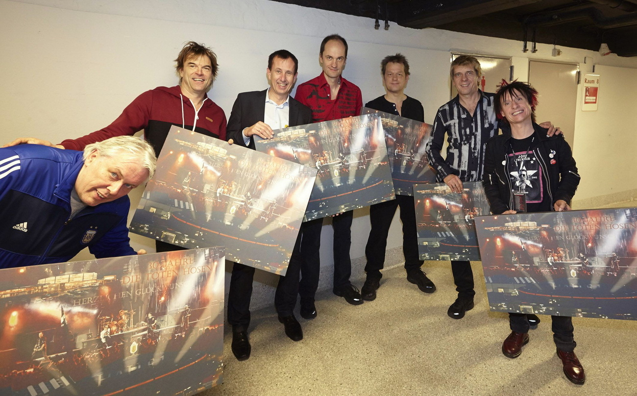 Vor dem Konzert (von links): Jochen Hülder (Manager der Toten Hosen), Andreas "Campino" Frege (Die Toten Hosen), Jochen Menschke (Westfalenhallen Dortmund), Michael "Breiti" Breitkopf, And...