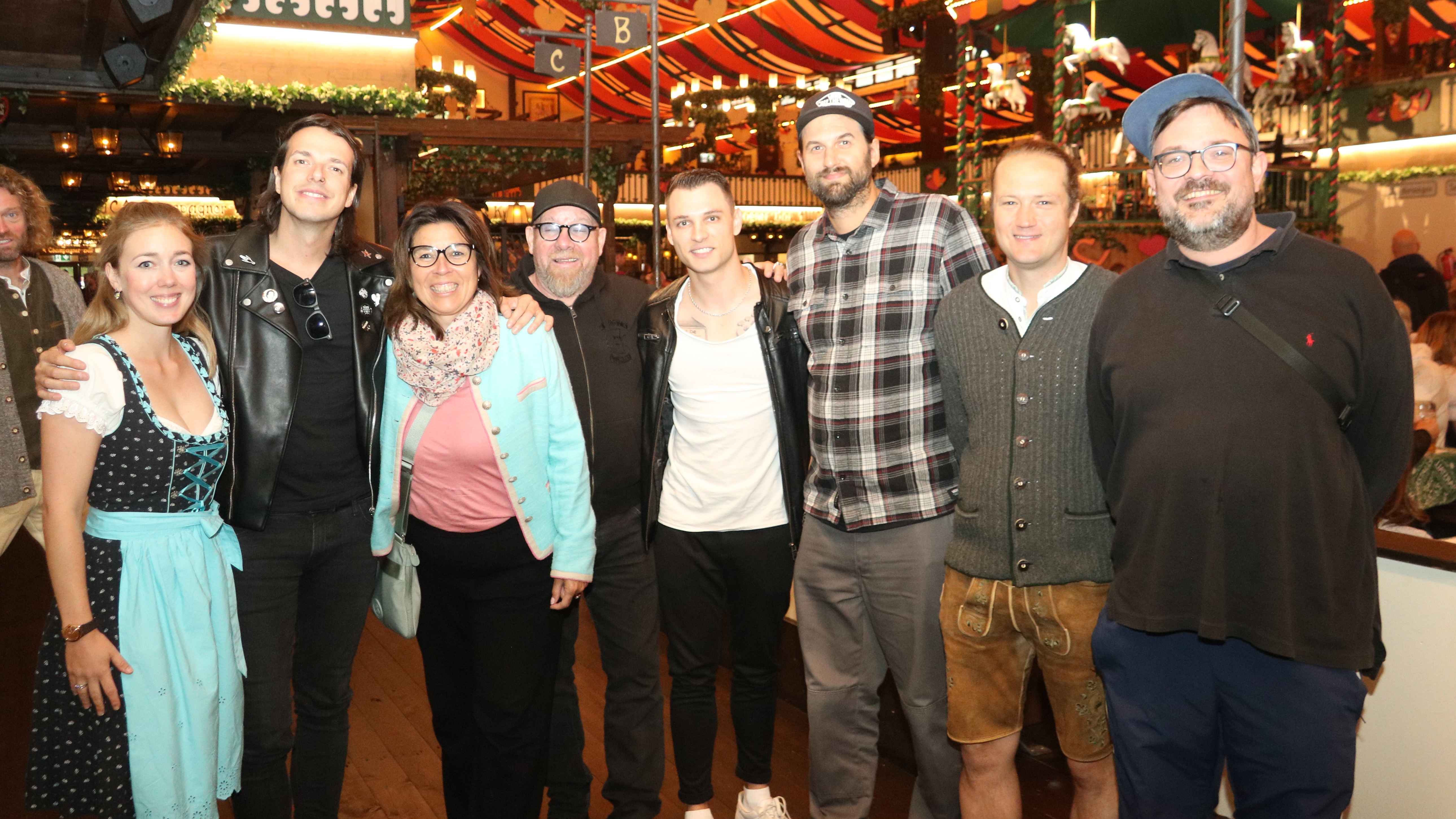Im Marstallzelt (von links): Sonja Dachgruber (Global Concerts), Marco Pogo (Turbobier), Andrea Blahetek-Hauzenberger, Sepp Kellner (beide Global Concerts), Nico Sücker, Oliver Westner, Se...