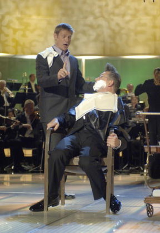 Beim Barbier von Sevilla: Simon Keenlyside (l.) und Moderator Götz Alsmann