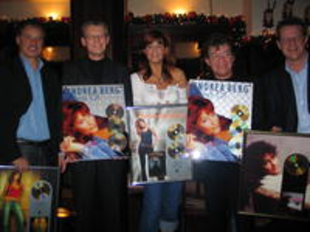 Ausgezeichnet (v.l.n.r.): Ralph Lobenstein (BMG), Jörg Hellwig (BMG), Andrea Berg und Eugen Römer