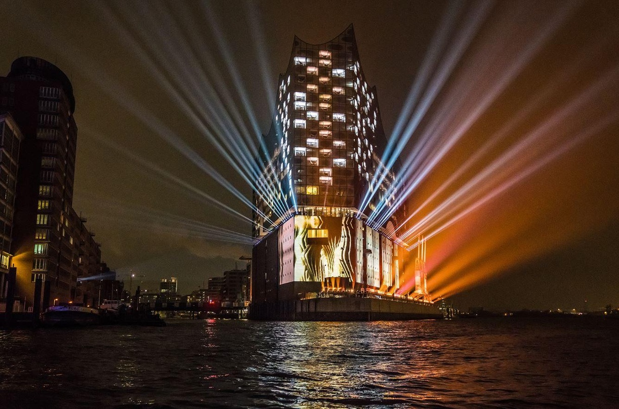 Optisches Feuerwerk und wichtiger Publikumsmagnet: die Elbphilharmonie, hier bei der Eröffnung im Januar 2017.