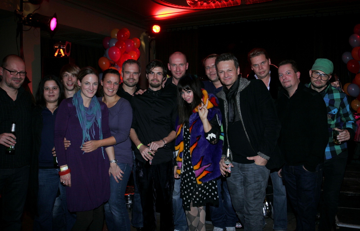 Beim Showcase: Aura Dione (M.) und ihr Team von Universal Domestic||Beim Showcase (v.r.n.l.): Kenneth Bagger (Label Head Music for Dreams DK), Jesper Green (Management Aura Dione), Tom Boh...