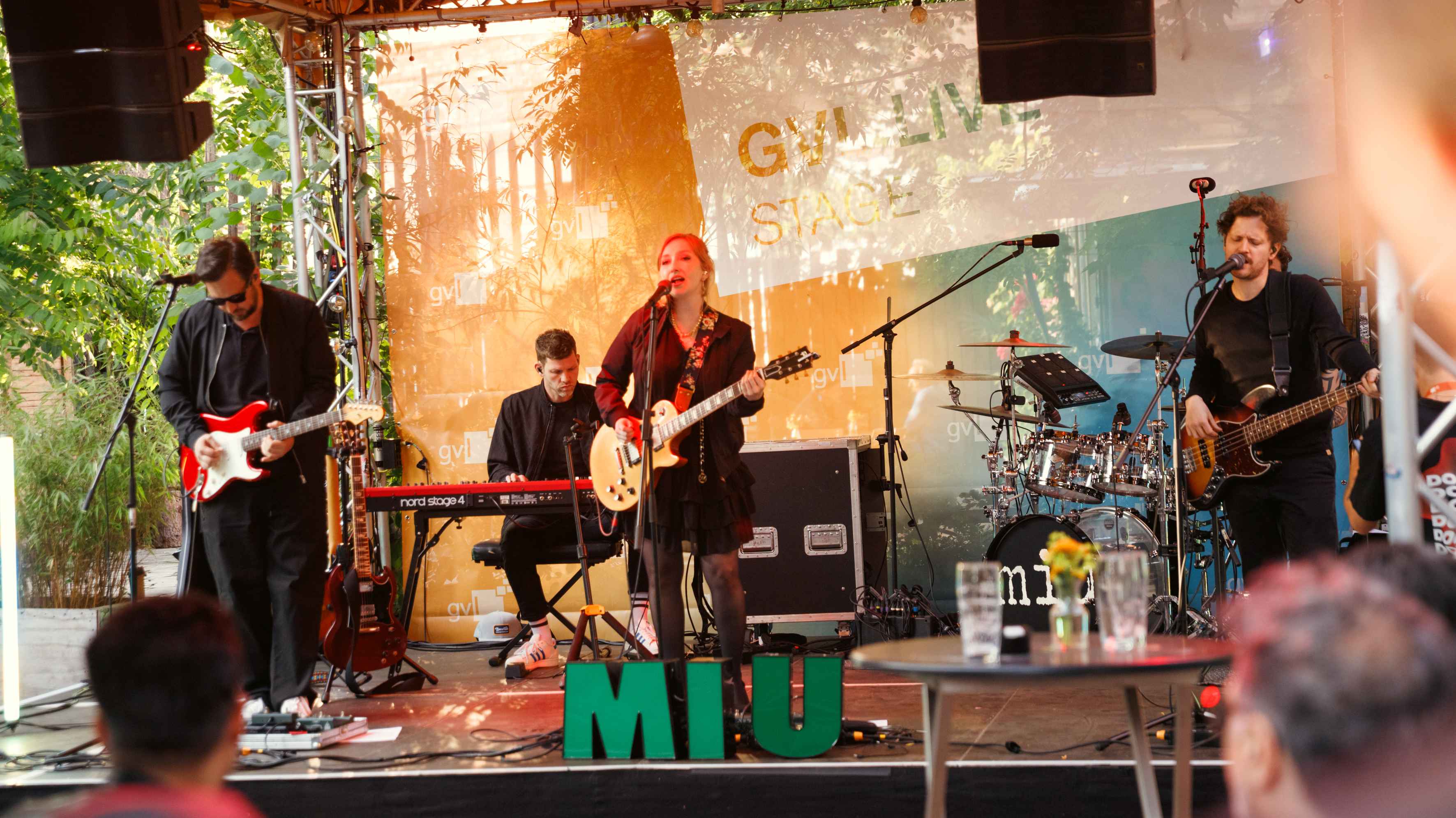 Beim abendlichen Gig mit ihrer Band:  die Musikerin und frisch gewählte Delegierte Nina "Miu" Graf.