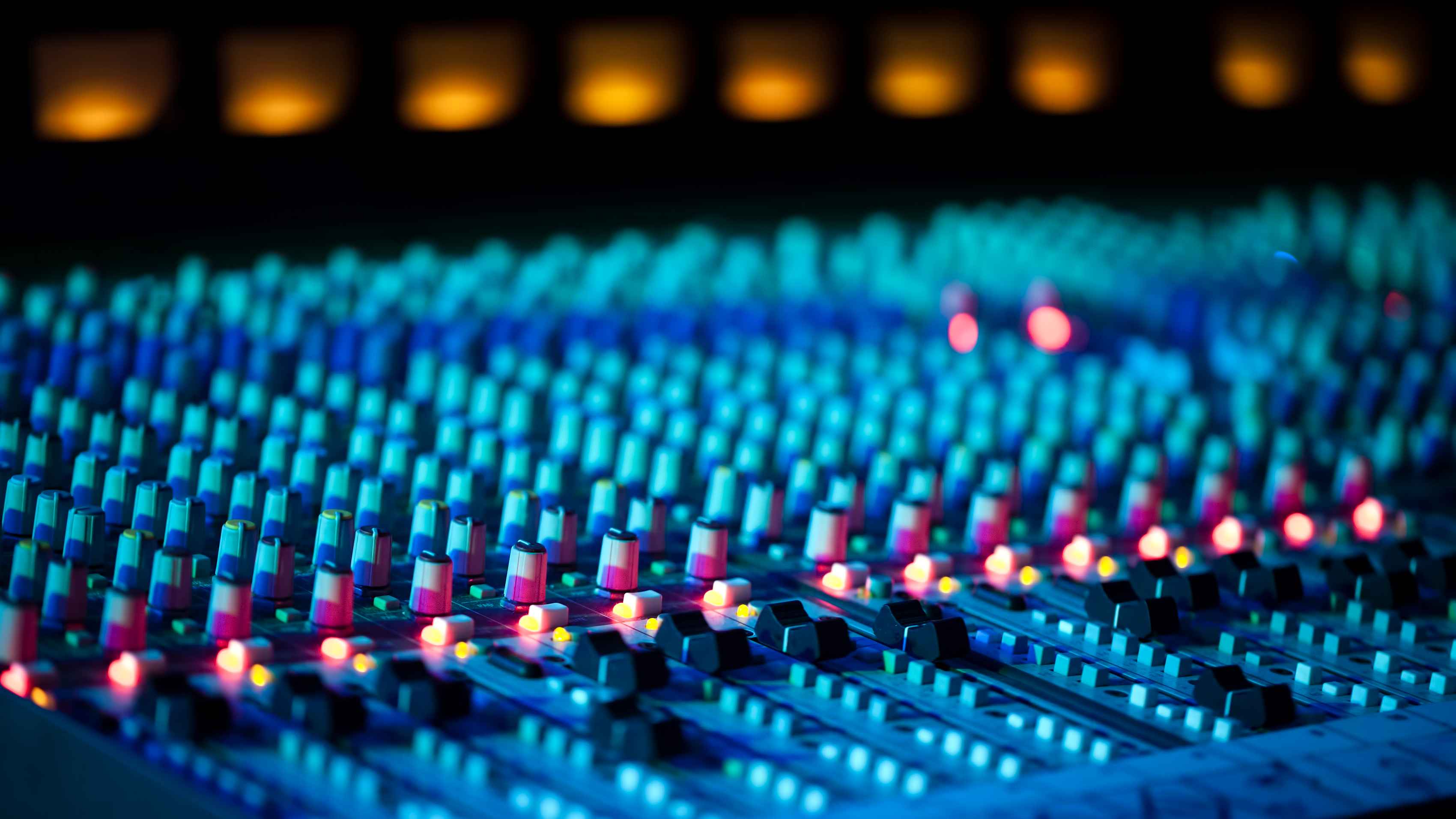 Spielt im digitalen KI-Zeitalter eine immer kleinere Rolle beim Mastering: das klassische Mischpult.
